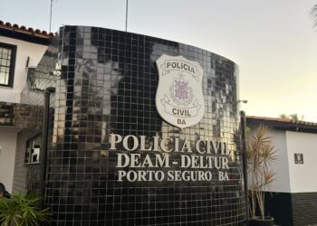 DELEGACIA ESPECIALIZADA DE ATENDIMENTO A MULHER (DEAM) PRENDE HOMEM POR DESCUMPRIMENTO DE MEDIDA PROTETIVA DE URGÊNCIA EM PORTO SEGURO