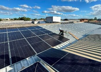 Prefeitura de Eunápolis inicia instalação de sistema de energia solar na Escola Antônio Batista, no Juca Rosa