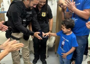 Menino de 5 anos que pedia pela polícia durante tratamento contra o câncer é homenageado pela Polícia Civil da Bahia