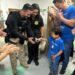 Menino de 5 anos que pedia pela polícia durante tratamento contra o câncer é homenageado pela Polícia Civil da Bahia