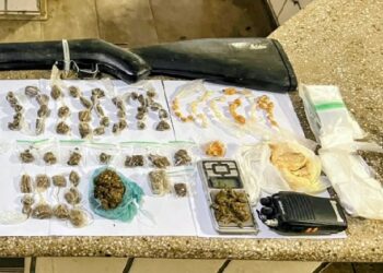 Polícia Militar apreende drogas, arma de fogo e materiais do tráfico em Teixeira de Freitas