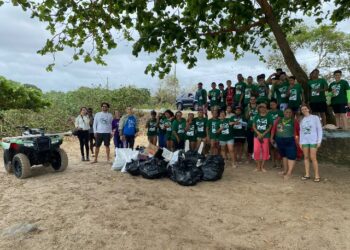 Estudantes indígenas participam de mutirão ambiental realizado pela Semac na Ponta Grande