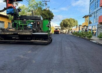 Avenida Rui Barbosa começa a receber asfalto no Centro de Eunápolis
