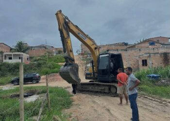 Prefeitura de Porto Seguro realiza limpeza preventiva no Alto do Vilas para reduzir riscos de alagamentos
