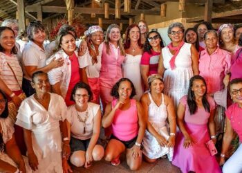 Passeio Rosa: Prefeitura de Porto Seguro proporciona manhã de homenagens e lazer a mulheres em tratamento contra o câncer