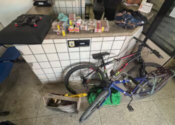 Polícia Militar recupera produtos furtados de loja e prende três suspeitos em Teixeira de Freitas