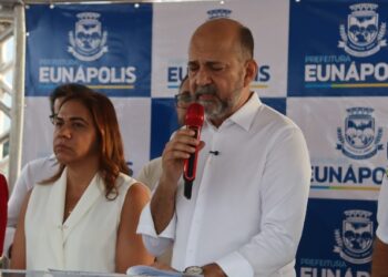 Prefeito Robério Oliveira e a deputada Claudia Oliveira, recebem a secretária estadual de saúde, para assinatura de obras importantes.