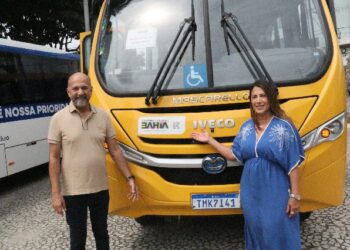 Prefeito Robério Oliveira e a  deputada Cláudia Oliveira e secretários, entregaram 7 veículos para uso municipal.