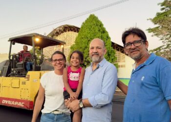 Moradores e comerciantes comemoram a chegada do asfalto no Nova Eunápolis; Prefeitura mantém ritmo acelerado nas pavimentações