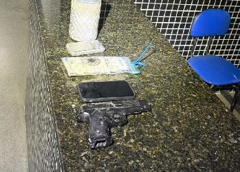 Polícia Militar apreende 130 porções de cocaína e simulacro de arma de fogo em Itamaraju