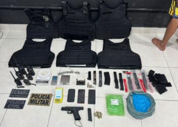 AÇÃO INTEGRADA ENTRE POLÍCIAS CIVIL E MILITAR TERMINA COM DOIS PRESOS, UM INDIVÍDUO MORTO EM CONFRONTO E APREENSÃO DE ARMAMENTO E EQUIPAMENTOS BALÍSTICOS EM PORTO SEGURO